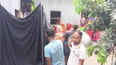 কুড়িগ্রামের উলিপুরে বিদ্যুৎস্পৃষ্ট হওয়া স্ত্রীকে বাঁচাতে গিয়ে স্বামীরও মৃত্যু হয়েছে, খবর পেয়ে বাড়িতে স্বজনদের ভিড়