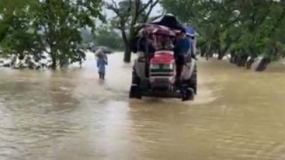 পাহাড়ি ঢলে ডুবে গেছে সড়ক