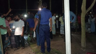 ঘটনাস্থলে পুলিশ ও এলাকাবাসী