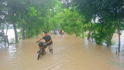 যাতায়াতের রাস্তায় জলাবদ্ধতা সৃষ্টি হয়েছে
