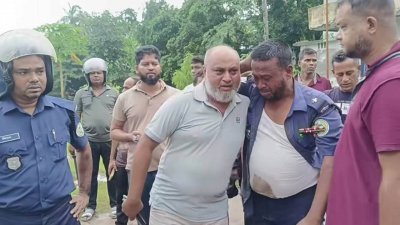 পুলিশের সঙ্গে সংঘর্ষে ছয় পুলিশ সদস্যসহ অন্তত ১২ জন আহত হন