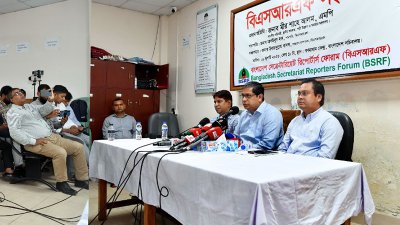 কথা বলছেন মীর শাহে আলম