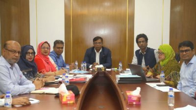 প্রশিক্ষণ কর্মসূচি প্রণয়ন বিষয়ক মতবিনিময় সভায় ইউজিসি সদস্য অধ্যাপক ড. আব্দুল্লাহ-আল-মামুনসহ সংশ্লিষ্টরা। (ছবি: সংগৃহীত)