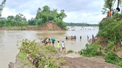 নদীর বাঁধ ভেঙে পানি ঢুকছে লোকালয়ে