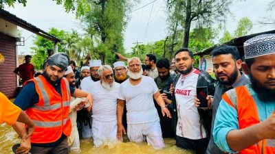 পানিতে নেমে মানুষের খোঁজ নিচ্ছেন জামায়াত আমির