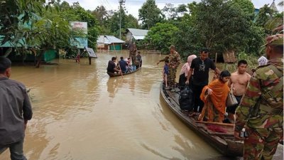 দুর্গতদের সহযোগিতায় সেনাবাহিনীর সদস্যরা