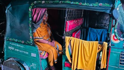 সিএনজিচালিত অটোরিকশায় দিন কাটছে পরিবারটির