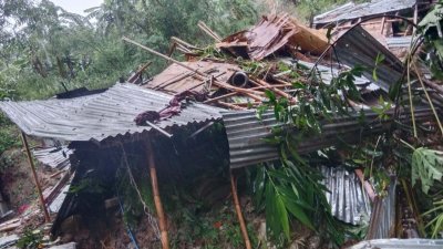 পাহাড়ধসে ভেঙে পড়া ঘর