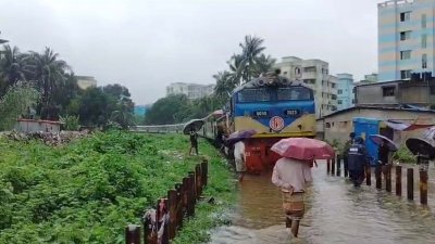 রেললাইনের ওপর বিভিন্ন স্থানে আছে ৭ ইঞ্চি পানি