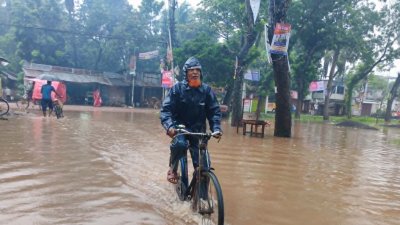 ড্রেনগুলো নিয়মিত পরিষ্কার না করায় বছরের পর বছর ধরে এই কৃত্রিম বন্যার সৃষ্টি হচ্ছে
