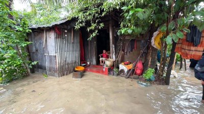 বাঁশখালী উপজেলার অধিকাংশ এলাকা পানির নিচে তলিয়ে গেছে