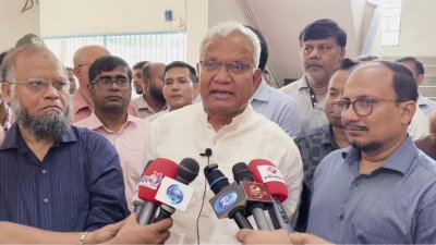 টঙ্গীতে শিশু উন্নয়ন কেন্দ্র পরিদর্শন শেষে সাংবাদিকদের সঙ্গে কথা বলেন সমাজকল্যাণমন্ত্রী