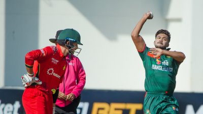 দুটি উইকেট নেন তাসকিন।