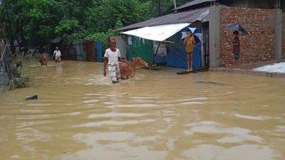 চট্টগ্রামে বন্যায় পানিবন্দি মানুষ