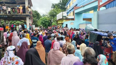 নওগাঁয় সমতা এনজিওর প্রধান কার্যালয় এবং এনজিওর পরিচালক শাহিনুর রহমান শাহীনের বাসা ঘেরাও করেন গ্রাহকরা