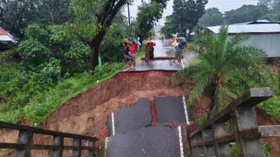 টানা বর্ষণ ও পাহাড়ি ঢলে চট্টগ্রামের রাঙ্গুনিয়া উপজেলায় রাঙামাটি-বান্দরবান সড়কের একটি সেতু ধসে পড়েছে