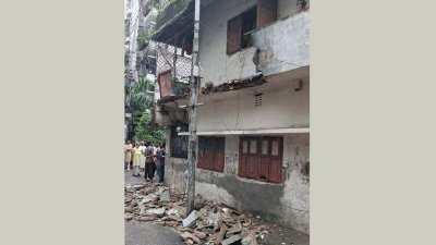 বারান্দার রেলিং ধসে পড়া ভবন