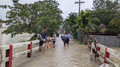 ভারী বৃষ্টিতে চট্টগ্রামের বিভিন্ন সড়ক ও অলিগলি ডুবে গেছে