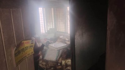ঢাকার সাভার উপজেলা স্বাস্থ্য কমপ্লেক্সের স্টোররুমে অগ্নিকাণ্ড ঘটেছে