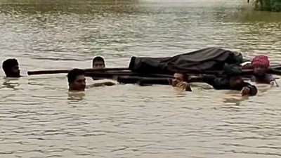ভেলায় ভাসিয়ে প্রায় ৩০০ মিটার দূরে নিয়ে যাওয়া হয় লাশটি