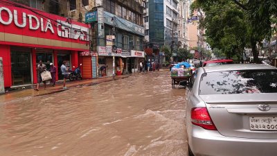 টানা বৃষ্টিতে রাজধানীতে জলজট