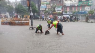 জলাবদ্ধতা নিরসনে কাজ করছেন ডিএসসিসি কর্মীরা