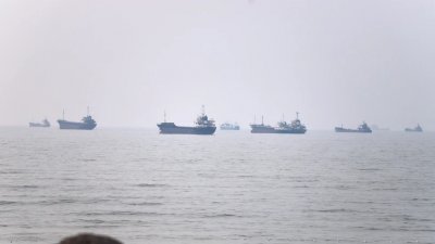 হরমুজ প্রণালিতে নৌযানের ফাইল ছবি: এপি