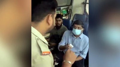 মুখে মাস্ক পরে বাসে যাত্রীবেশে কর্ণাটকের পরিবহনমন্ত্রী। ছবি: ইন্ডিয়া টুডে