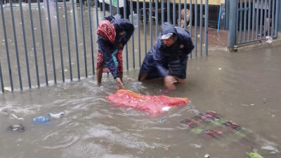বৃষ্টির পানিতে ভাসছে ফেলে দেওয়া জাজিম ও তোশক