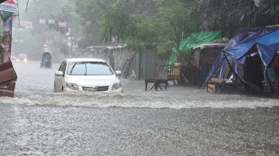 রাজধানীর মিরপুর এলাকায় জলাবদ্ধতা (ছবি: নাসিরুল ইসলাম)