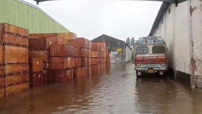 বৃষ্টির পানিতে ভাসছে কোটি কোটি টাকার পণ্য