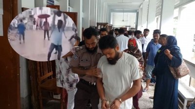 মিডফোর্ডে সোহাগ হত্যার আসামি আদালত প্রাঙ্গনে। ইনসাইটে পাথর দিয়ে আঘাত করার দৃশ্য। ছবি: বাংলা ট্রিবিউন কোলাজ