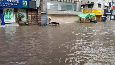 বৃষ্টিতে ঢাকার অনেক এলাকায় জলাবদ্ধতা সৃষ্টি হয়েছে