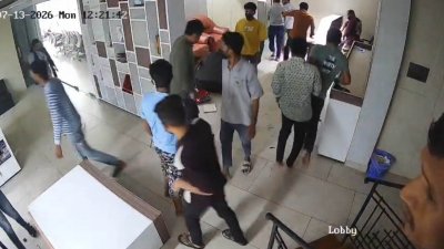 চট্টগ্রামে দুই কোটি টাকা চাঁদা না পেয়ে দিনদুপুরে একটি ইন্টারনেট সেবাদানকারী প্রতিষ্ঠানে হামলা চালিয়ে ভাঙচুর ও ৩৫ লাখ টাকা লুটের ঘটনা ঘটেছে