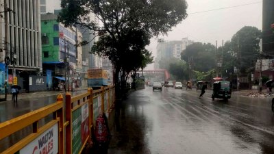সকাল থেকেই ঢাকার বিভিন্ন এলাকায় বৃষ্টি শুরু হয়েছে। ছবি: বাংলা ট্রিবিউন