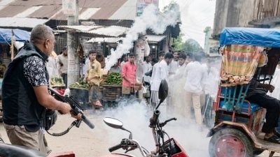 চরফ্যাশনে পরীক্ষা কেন্দ্রে হামলা চালালে নিয়ন্ত্রণে আনে পুলিশ