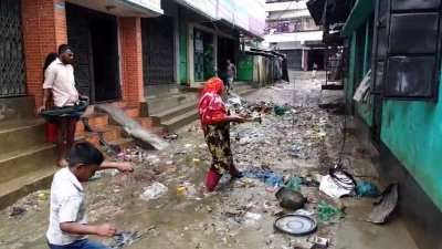 আশ্রয়কেন্দ্র থেকে বাড়ি ফিরেই ঘর ও আশপাশ পরিষ্কার করতে শুরু করেছেন লোকজন
