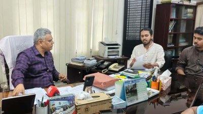 মঙ্গলবার দুপুরে রাজশাহী বিশ্ববিদ্যালয়ের প্রশাসন ভবনে উপাচার্যের কাছে তালিকা দেন রাকসুর সাধারণ সম্পাদক (জিএস) সালাউদ্দিন আম্মার