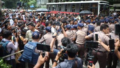 সায়েন্সল্যাবে শিক্ষার্থীদের অবস্থান ঠেকাতে সক্রিয় পুলিশ সদস্যরা (সকালের ছবি)