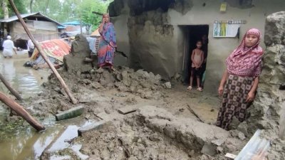 টানা ভারী বর্ষণ, পাহাড়ি ঢলে সৃষ্ট আকস্মিক বন্যায় চট্টগ্রাম বিভাগের পাঁচ জেলায় ৪৪ হাজার ৪০০ ঘরবাড়ি ক্ষতিগ্রস্ত হয়েছে