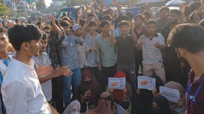 পদত্যাগ, এইচএসসি-সমমানের পরীক্ষা স্থগিতসহ তিন দফা দাবিতে শিক্ষামন্ত্রীর নিজ জেলা চাঁদপুরে সড়ক অবরোধ ও বিক্ষোভ করেছেন শিক্ষার্থী এবং পরীক্ষার্থীরা