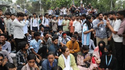 সায়েন্স ল্যাব মোড়ে সড়কে শিক্ষার্থীরা (ছবি: আবির আহম্মেদ সুপ্ত)