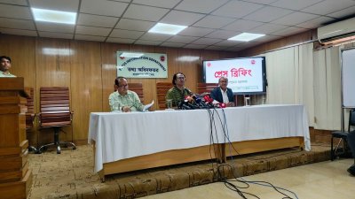 তথ্য অধিদফতরের সম্মেলন কক্ষে আয়োজিত সাপ্তাহিক ব্রিফিংয়ে সাংবাদিকদের বিভিন্ন প্রশ্নের জবাব দেন প্রধানমন্ত্রীর তথ্য উপদেষ্টা ডা. জাহেদ উর রহমান। ছবি: বাংলা ট্রিবিউন