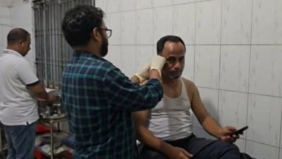 পলাশ উপজেলা স্বাস্থ্য কমপ্লেক্স গিয়ে চিকিৎসা নেন ভুক্তভোগী