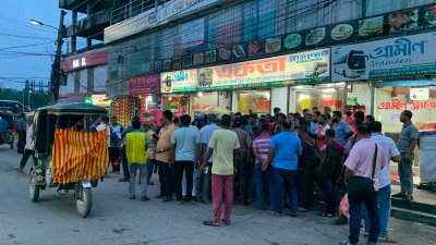 রাত ৮টা থেকে আন্তঃজেলা বাস চলাচল বন্ধ হয়ে যায়