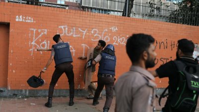লাঠিচার্জ করে শিক্ষার্থীদের সরিয়ে দেয় পুলিশ, ছবি: নাসিরুল ইসলাম