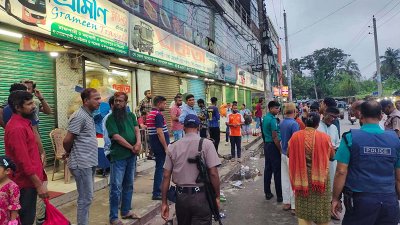 বাস কাউন্টারে এসে টিকিট পাননি যাত্রীরা