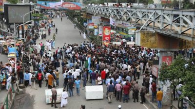 সাইন্সল্যাবে বিক্ষোভরত শিক্ষার্থীরা (ছবি: আবির আহম্মেদ সুপ্ত)