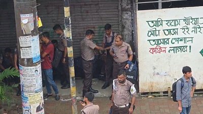 শিক্ষার্থীদের ‘লং মার্চ টু শিক্ষা মন্ত্রণালয়’ কর্মসূচি ঘোষণার পরিপ্রেক্ষিতে সতর্ক অবস্থানে রয়েছেন আইনশৃঙ্ক্ষলা বাহিনীর সদস্যরা