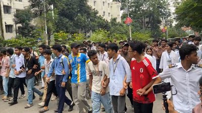 সায়েন্সল্যাব ছেড়ে সচিবালয় অভিমুখে শিক্ষার্থীরা